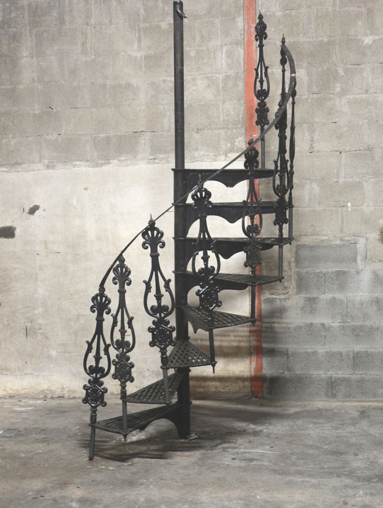 Escalier colimaçon hélicoidal colonial en fonte D 143 H 170 cm tournant à gauche